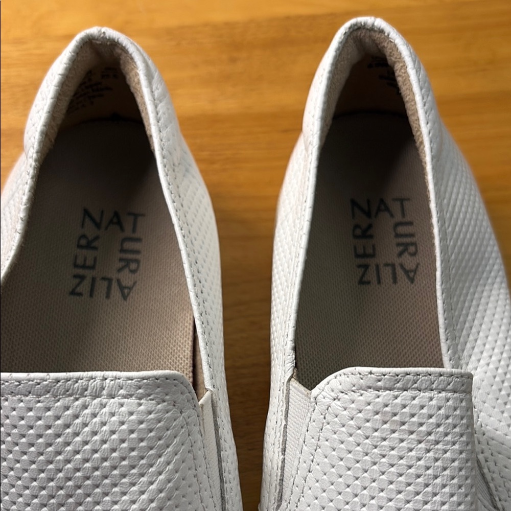 Naturalizer Women's 8.5Wide Zola 3 Perforated White Leather Slip On Loafers EUC - Picture 5 of 8